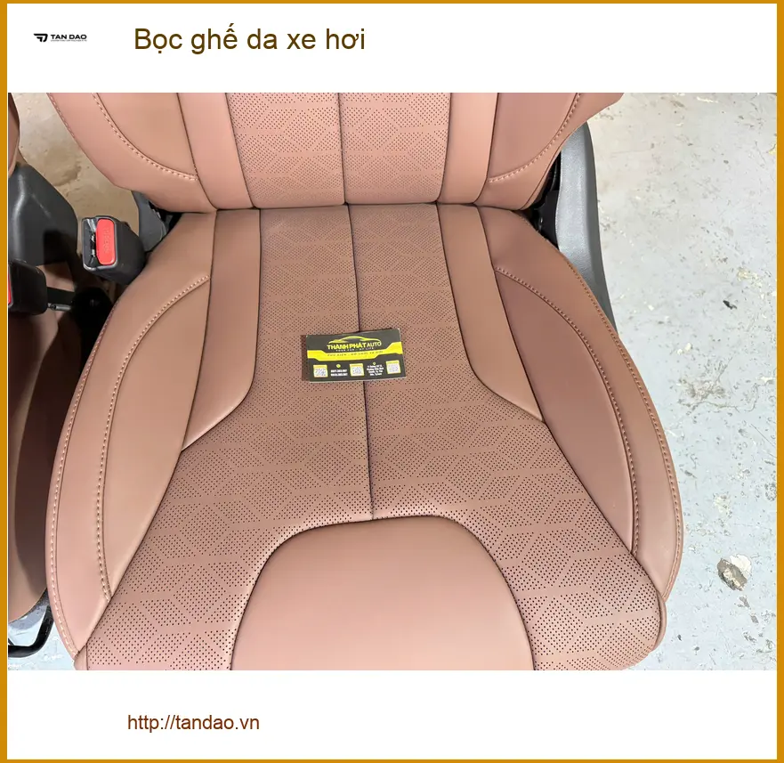Cô Thanh bọc ghế da xe hơi Toyota Camry tại Quận 5 vì nội thất cũ xuống cấp ảnh thực tế 3