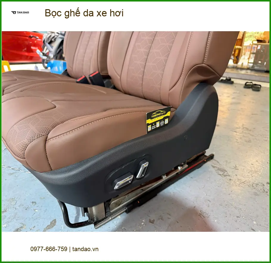 Cô Thanh bọc ghế da xe hơi Toyota Camry tại Quận 5 vì nội thất cũ xuống cấp ảnh thực tế 4
