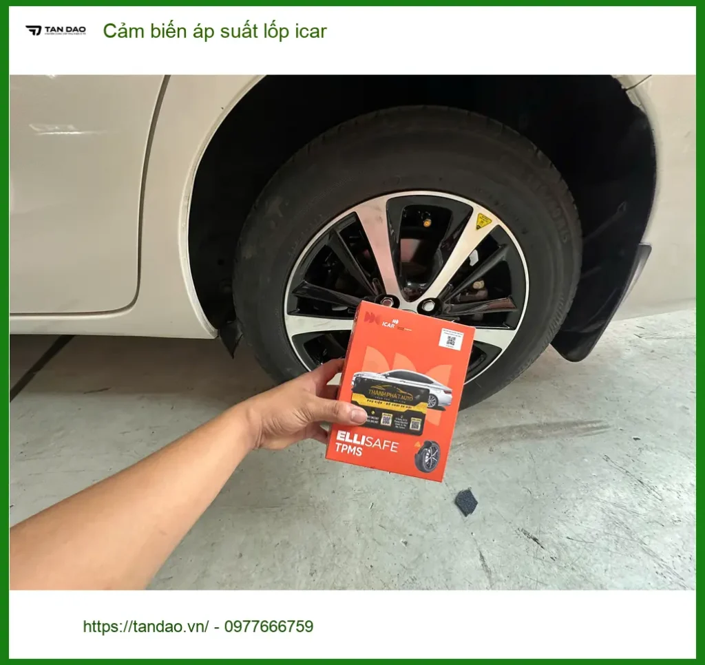 Bác Lâm lắp cảm biến áp suất lốp iCar cho Toyota Hilux ở Quận 1, an tâm khi lái.