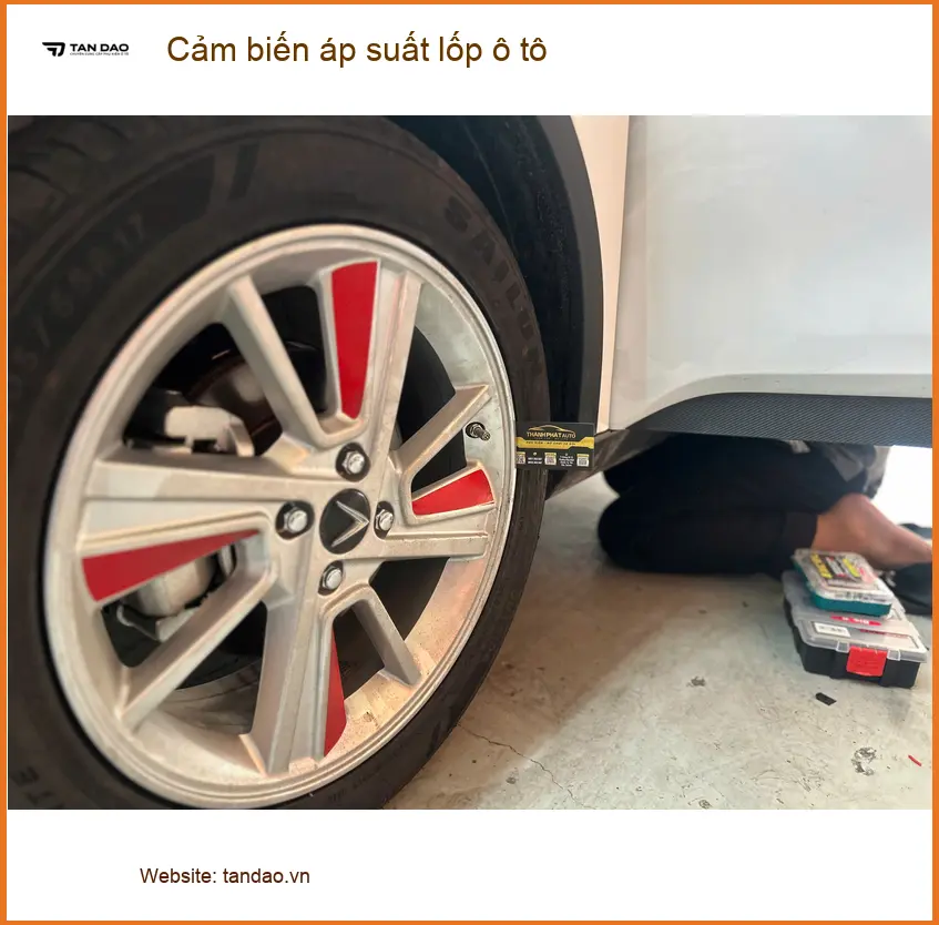 Anh Minh lắp cảm biến áp suất lốp ô tô Kia Carnival ở Tân Bình ảnh thực tế 3
