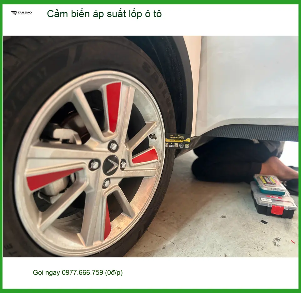 Chị Thảo lắp cảm biến áp suất lốp cho Hyundai Santa Fe tại Quận Tân Phú