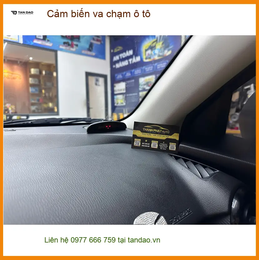 Chị Thúy gắn cảm biến va chạm cho Kia Sorento ở Hóc Môn vì hay đậu sát tường