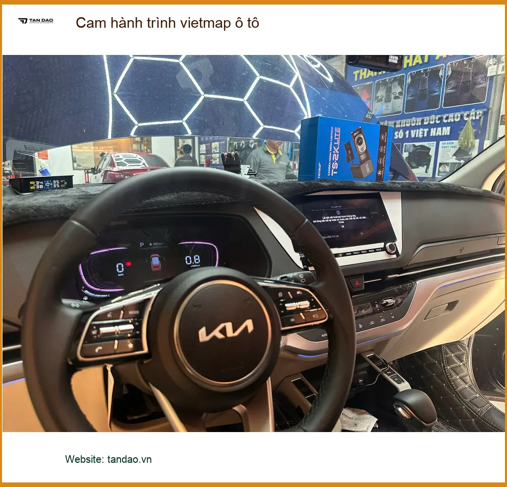 Chị Thảo lắp cam hành trình Vietmap ô tô cho Hyundai Santa Fe tại Quận 2 để an tâm lái xe