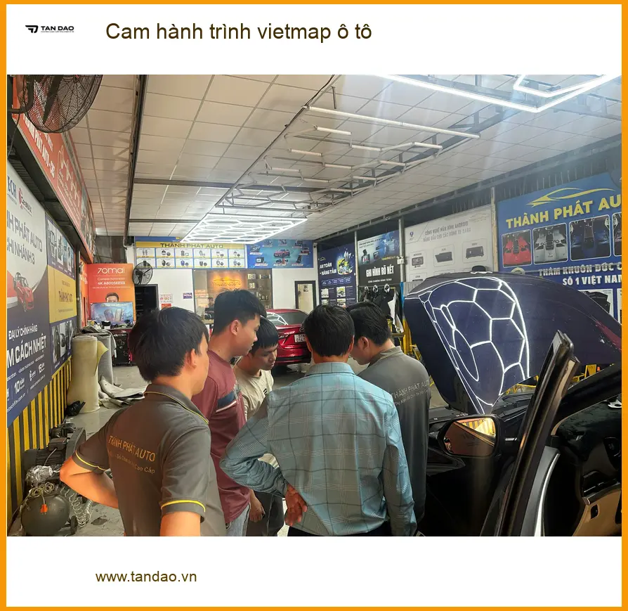 Chị Thảo lắp cam hành trình Vietmap ô tô cho Hyundai Santa Fe tại Quận 2 để an tâm lái xe ảnh thực tế 3