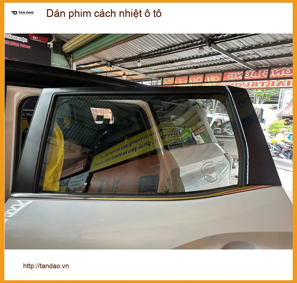 Cô Thảo dán phim cách nhiệt ô tô cho Honda CRV tại Quận 2 để giảm nóng ảnh thực tế 3