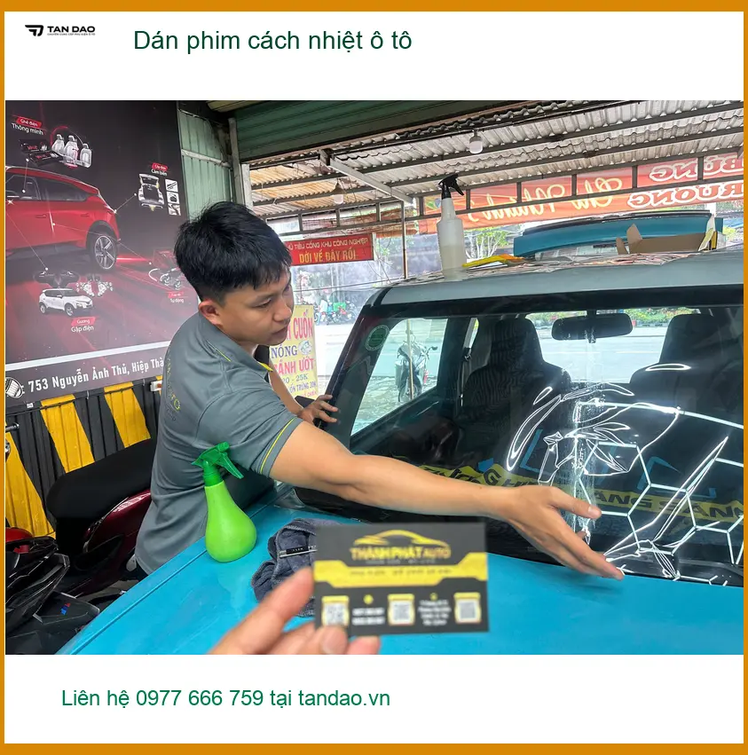 Chị Thư dán phim cách nhiệt ô tô Hyundai Accent tại Quận 8 chống nóng hiệu quả
