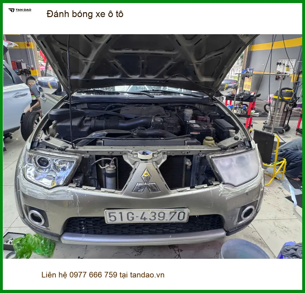 Anh Minh Khoa đánh bóng xe ô tô Hyundai Accent tại Hóc Môn để loại bỏ vết xước dăm