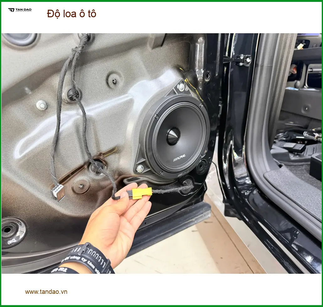 Anh Đức Bảo độ loa ô tô Mitsubishi Outlander tại Thủ Đức âm thanh sống động ảnh thực tế 4