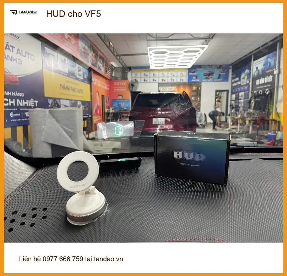Anh Tấn lắp HUD cho VF5 tại Quận 11 để hiển thị thông tin rõ ràng, tránh mất tập trung