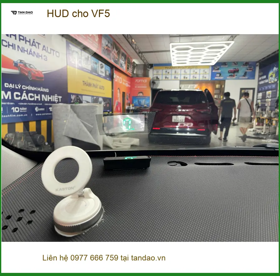 Chú Minh lắp HUD cho VinFast VF5 tại Quận 3 để theo dõi thông tin lái xe tiện lợi hơn