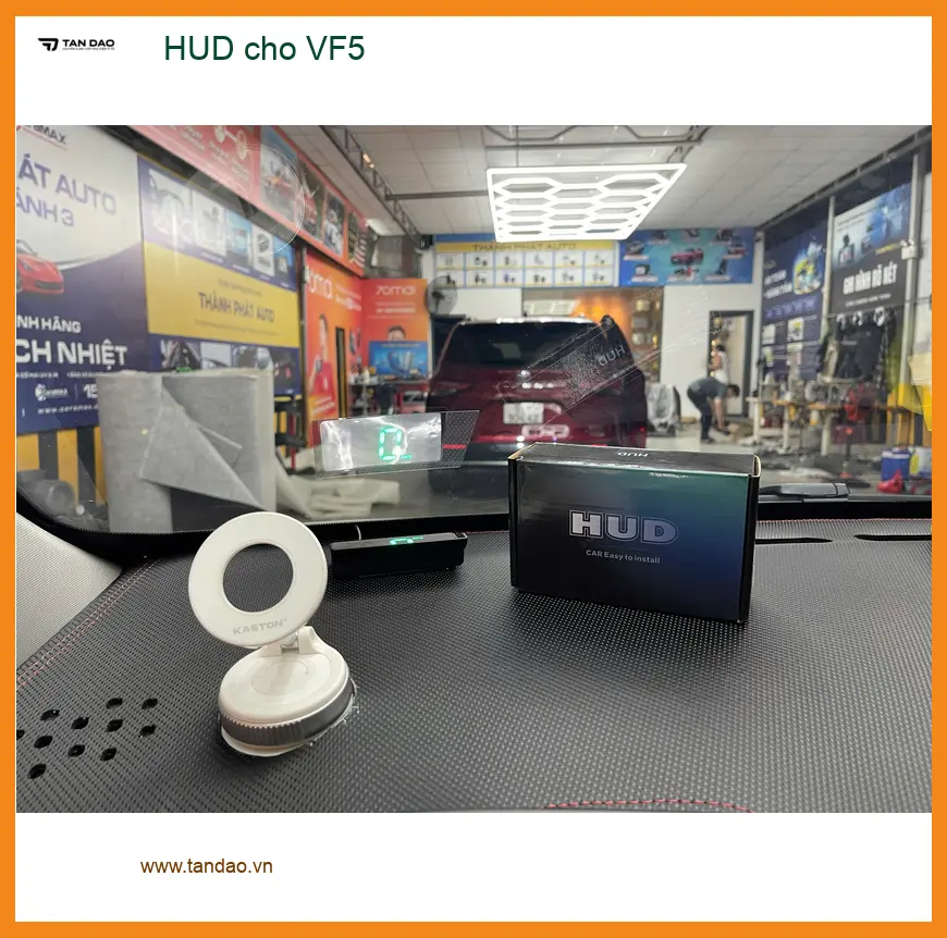 Chú Minh lắp HUD cho VinFast VF5 tại Quận 3 để theo dõi thông tin lái xe tiện lợi hơn ảnh thực tế 2