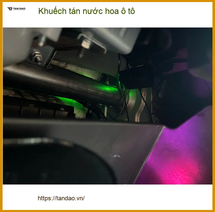 Anh Khải lắp khuếch tán nước hoa ô tô Honda CRV tại Quận 2 để xe luôn thơm mát ảnh thực tế 2