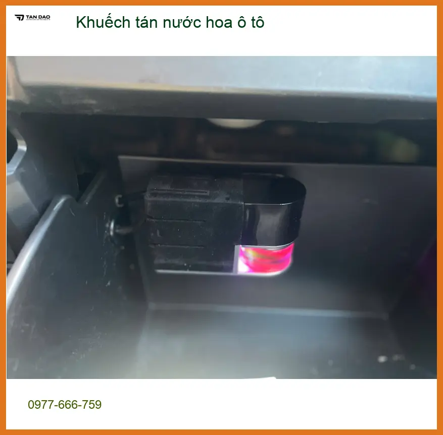 Anh Khải lắp khuếch tán nước hoa ô tô Honda CRV tại Quận 2 để xe luôn thơm mát ảnh thực tế 3