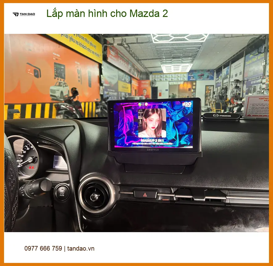 Chú Phong lắp màn hình cho Mazda 2 tại Củ Chi do màn hình zin bị lỗi ảnh thực tế 2