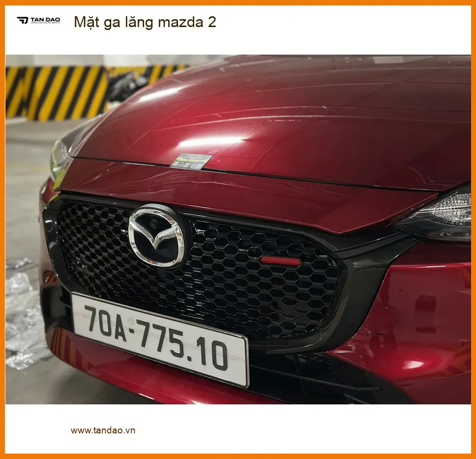 Chị Thùy độ Mặt ga lăng Mazda 2 tại Củ Chi cho xe thêm sang trọng và cuốn hút.