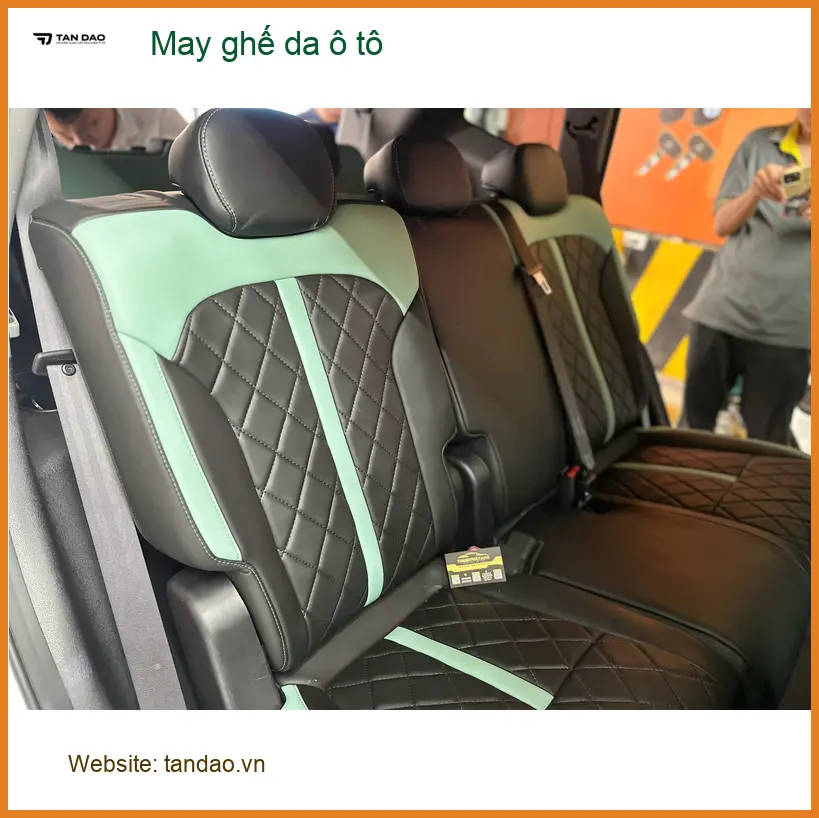 Anh Sơn may ghế da ô tô Toyota Camry ở Gò Vấp để nâng cấp không gian xe.