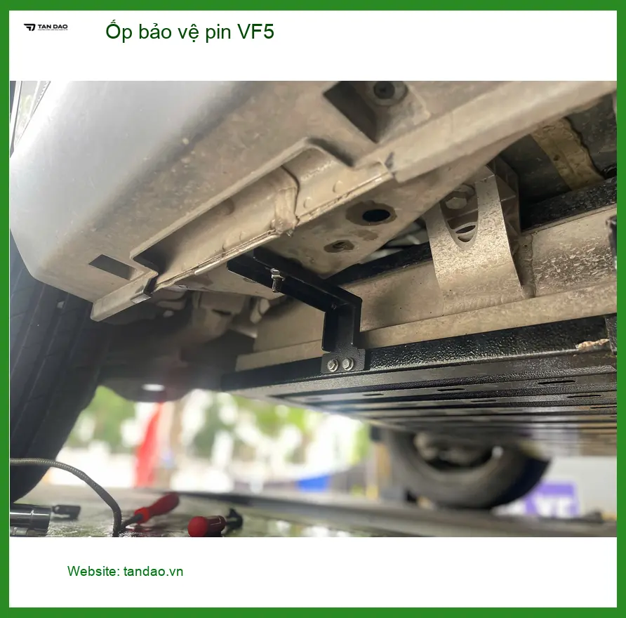 Anh Khang lắp ốp bảo vệ pin cho VinFast VF5 tại Quận Tân Bình trước rủi ro va chạm ảnh thực tế 2