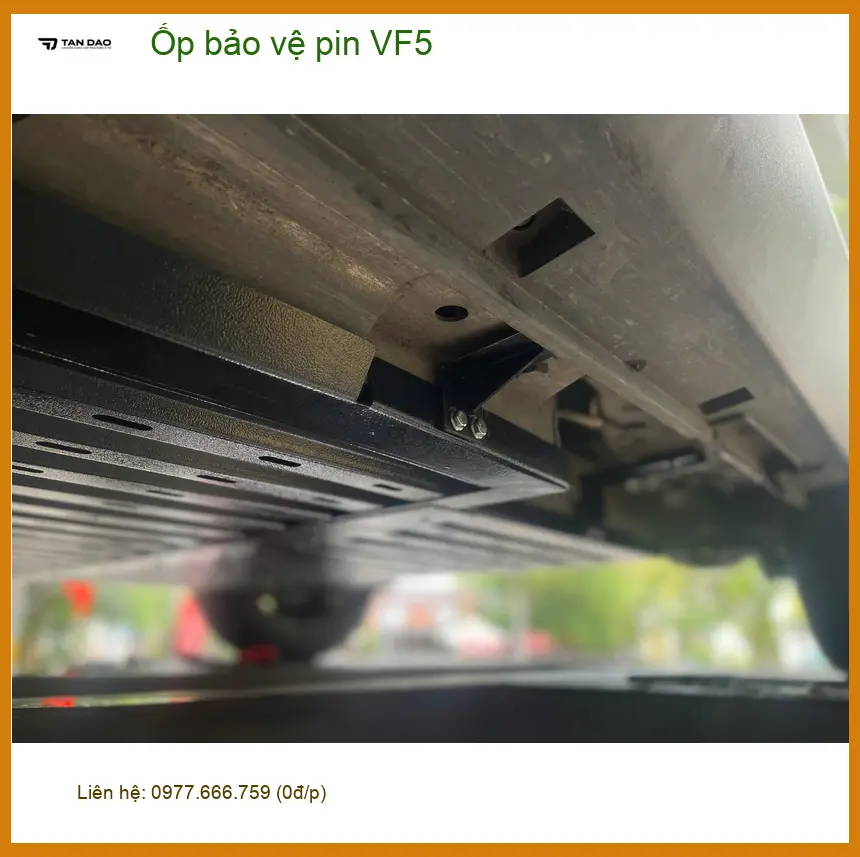 Anh Việt lắp Ốp bảo vệ pin VinFast VF5 tại Quận 2 tránh hư hỏng khi va chạm ảnh thực tế 2