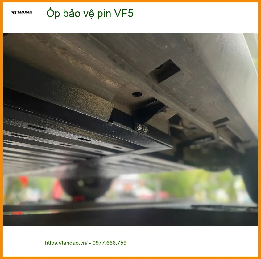 Anh Trọng lắp ốp bảo vệ pin VinFast VF5 tại Quận 3 an tâm di chuyển