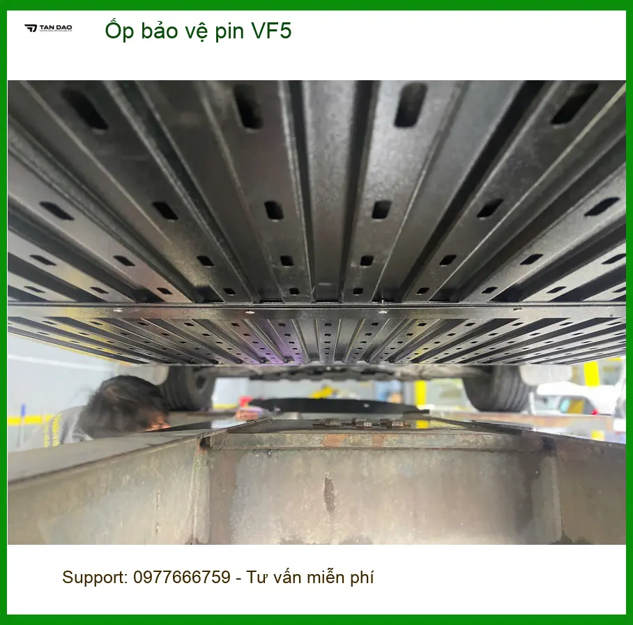 Anh Trọng lắp ốp bảo vệ pin VinFast VF5 tại Quận 3 an tâm di chuyển ảnh thực tế 2