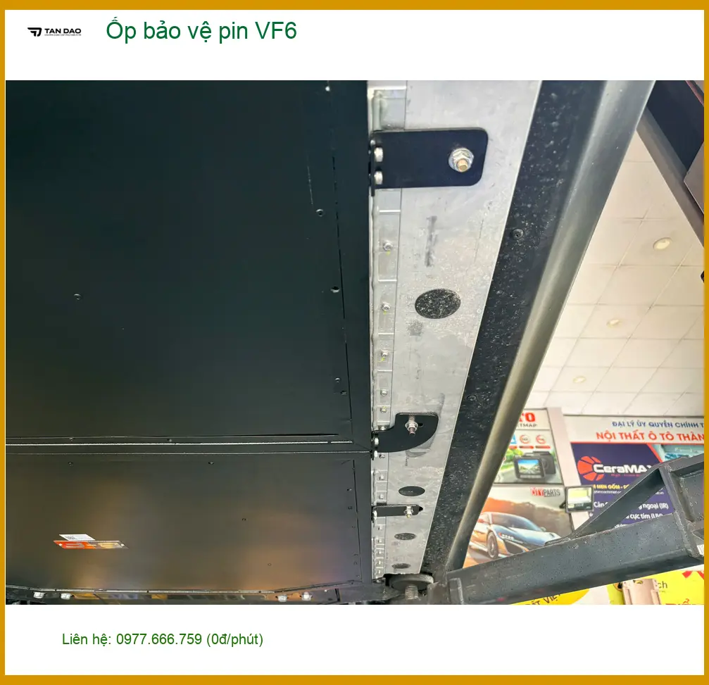 Chị Hằng lắp Ốp bảo vệ pin VF6 tại Nhà Bè tránh hỏng hóc