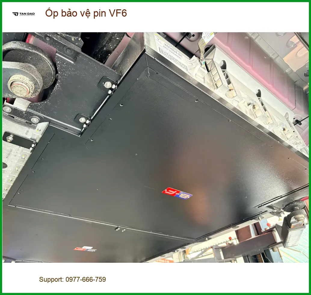 Chị Thảo lắp Ốp bảo vệ pin VF6 tại Quận 3 để đảm bảo an toàn cho xe