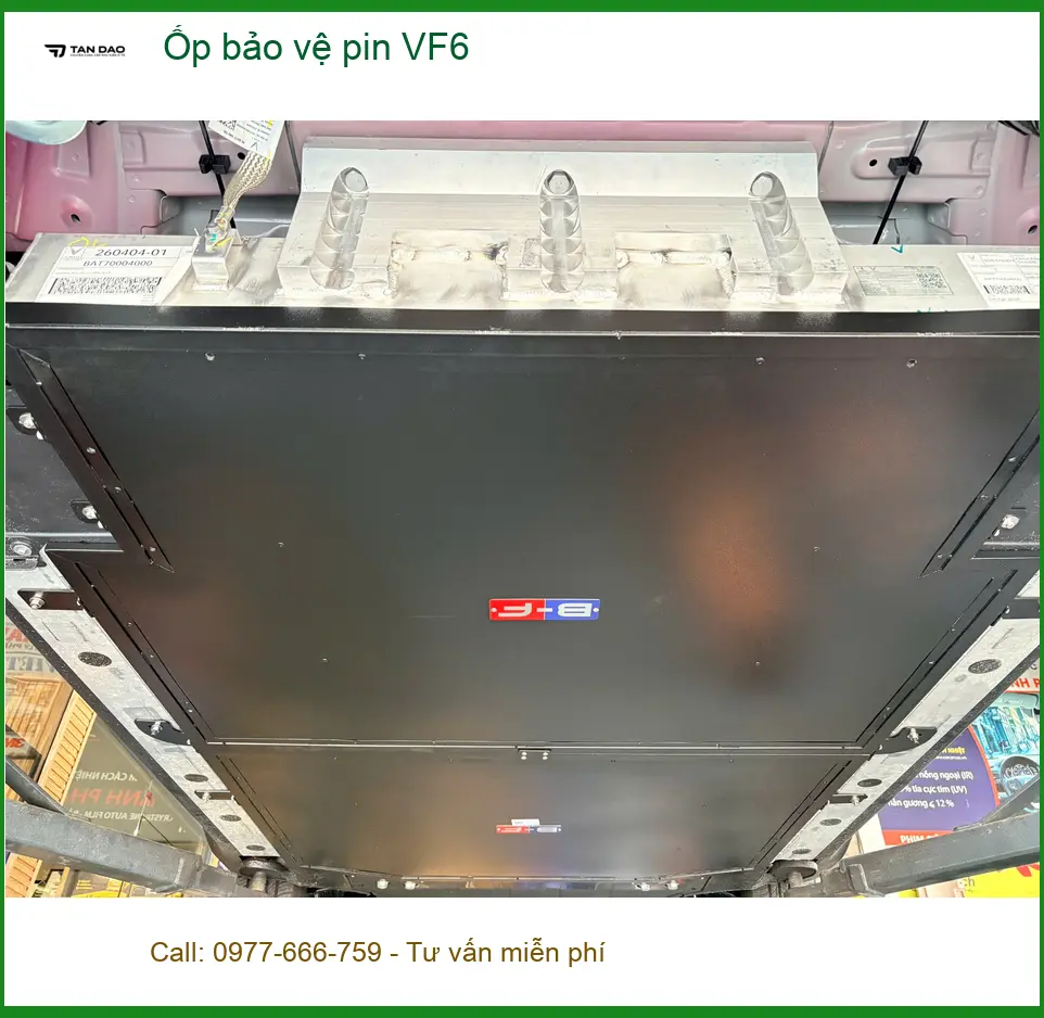 Chị Thảo lắp Ốp bảo vệ pin VF6 tại Quận 3 để đảm bảo an toàn cho xe ảnh thực tế 2