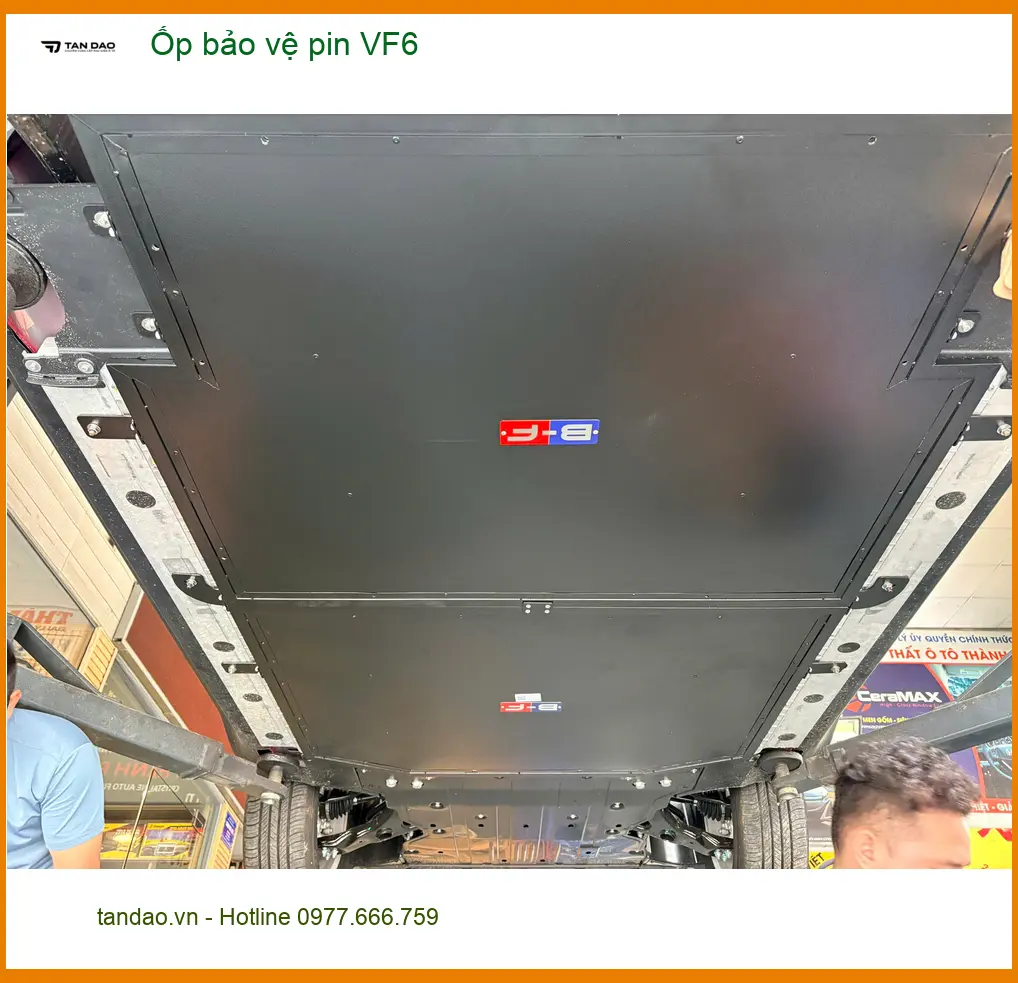 Chị Thảo lắp Ốp bảo vệ pin VF6 tại Quận 3 để đảm bảo an toàn cho xe ảnh thực tế 3