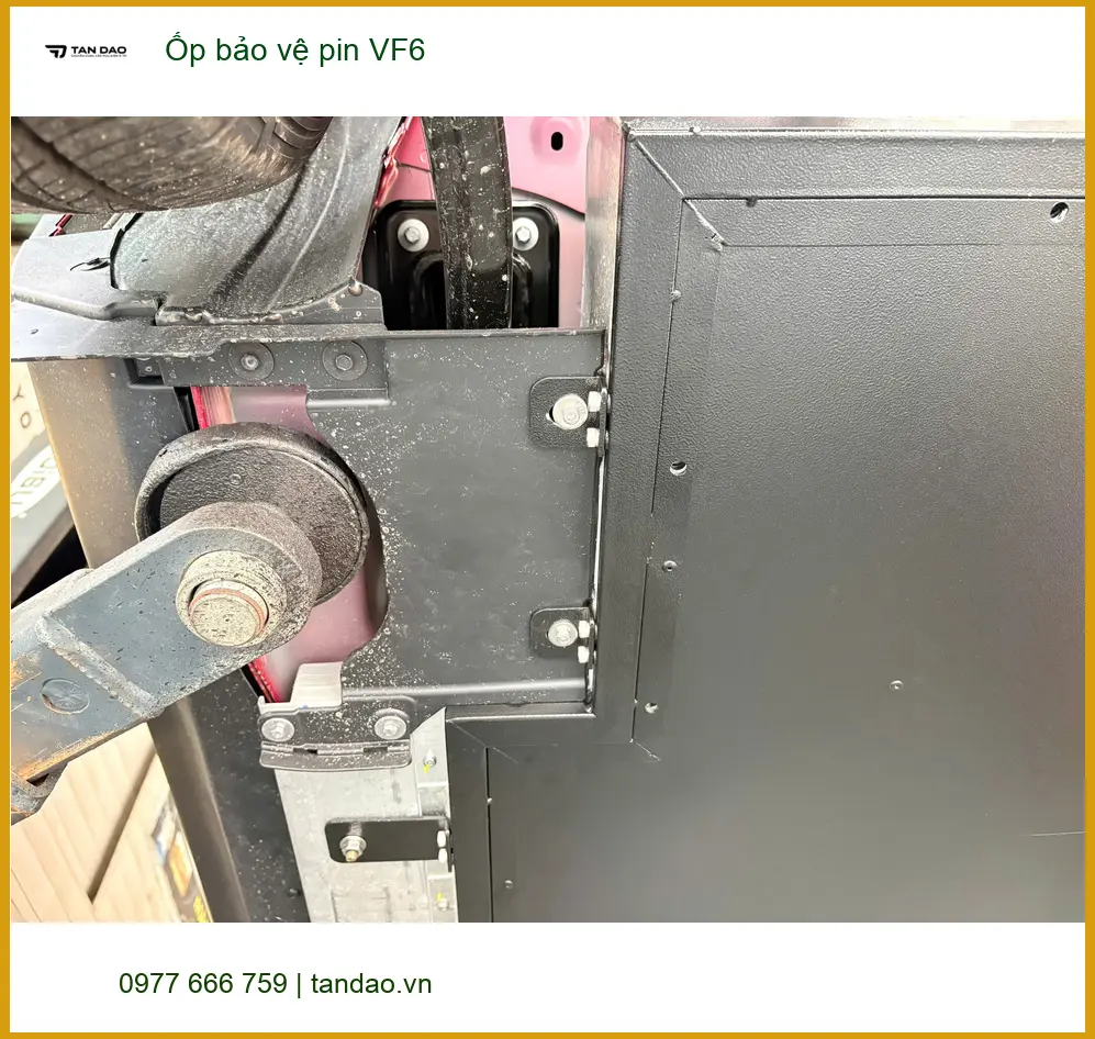 Chị Thảo lắp Ốp bảo vệ pin VF6 tại Quận 3 để đảm bảo an toàn cho xe ảnh thực tế 4