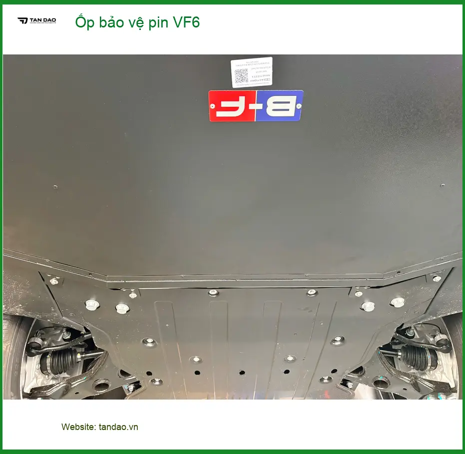 Chị Thảo lắp Ốp bảo vệ pin VinFast VF6 tại Quận 10 vì lo lắng trầy xước pin