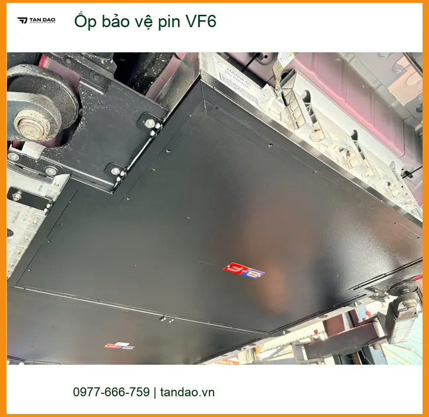 Chị Thảo lắp Ốp bảo vệ pin VinFast VF6 tại Quận 10 vì lo lắng trầy xước pin ảnh thực tế 3