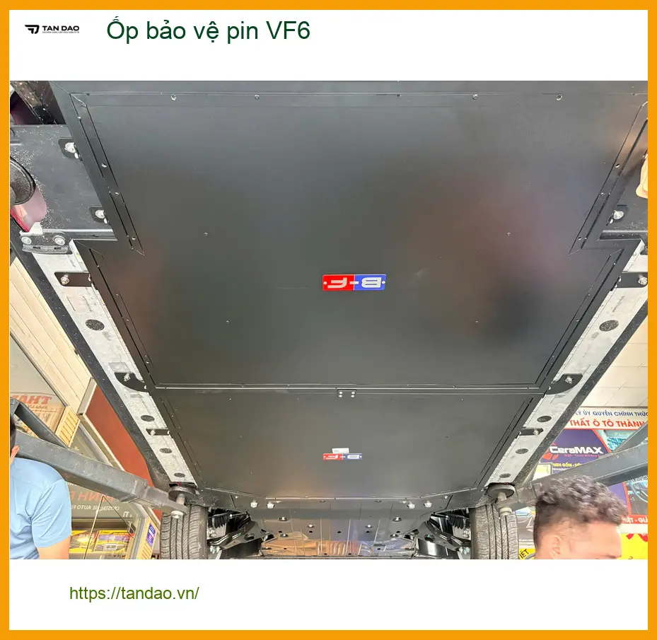 Chị Thảo lắp Ốp bảo vệ pin VinFast VF6 tại Quận 10 vì lo lắng trầy xước pin ảnh thực tế 4