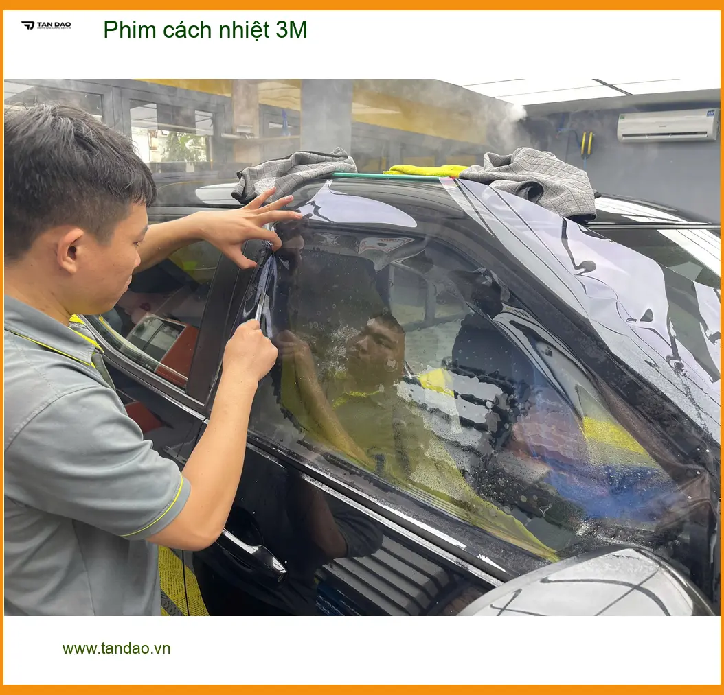 Chị Thảo dán phim cách nhiệt 3M cho Honda CR-V tại Quận 5 để chống nóng hiệu quả ảnh thực tế 2