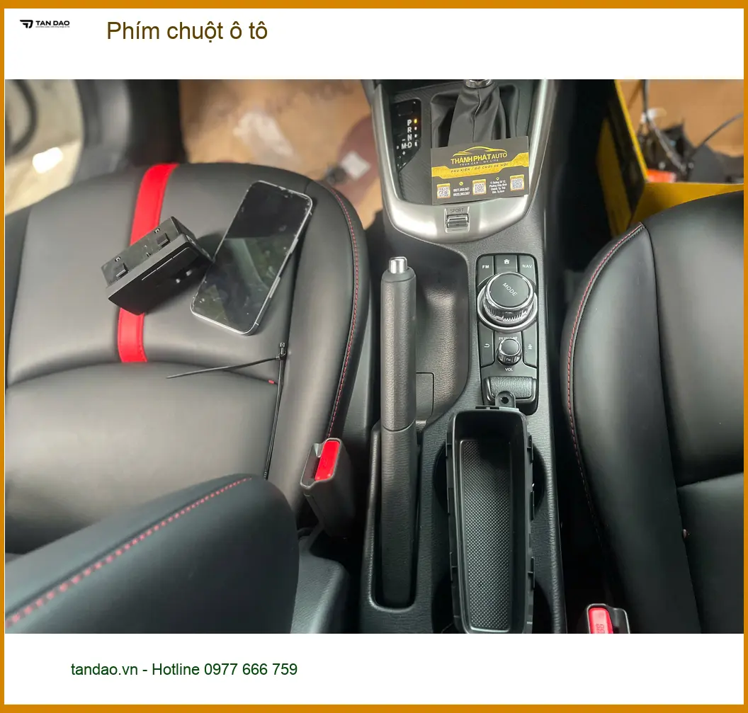 Chị Thảo lắp phím chuột ô tô cho Hyundai Accent tại Quận 2 để dễ thao tác màn hình