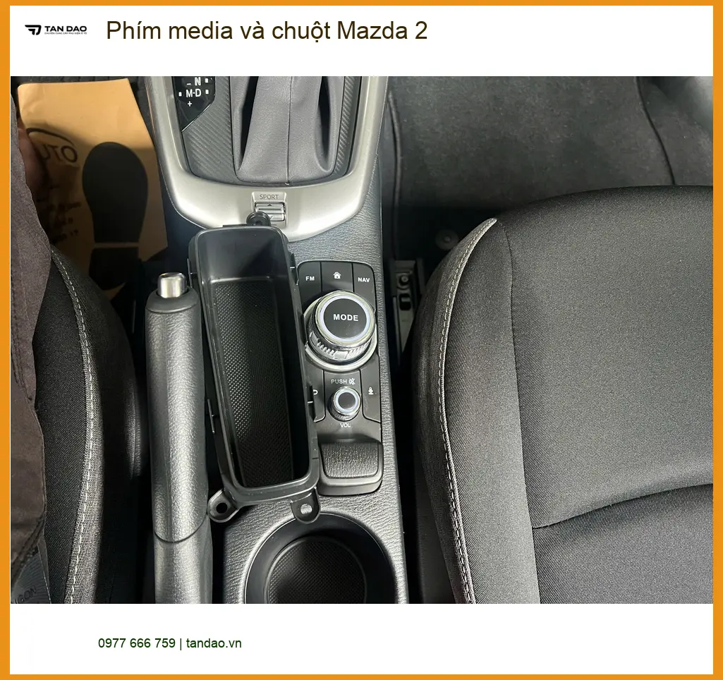 Anh Trường lắp Phím media và chuột Mazda 2 tại Quận 11 để thao tác tiện hơn