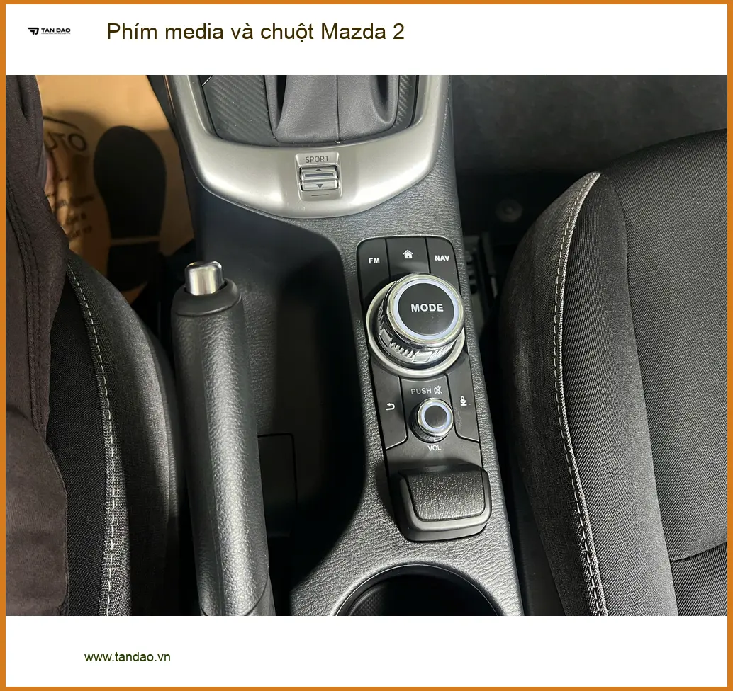 Anh Minh nâng cấp phím media và chuột Mazda 2 tại Quận 10 để thao tác tiện lợi hơn