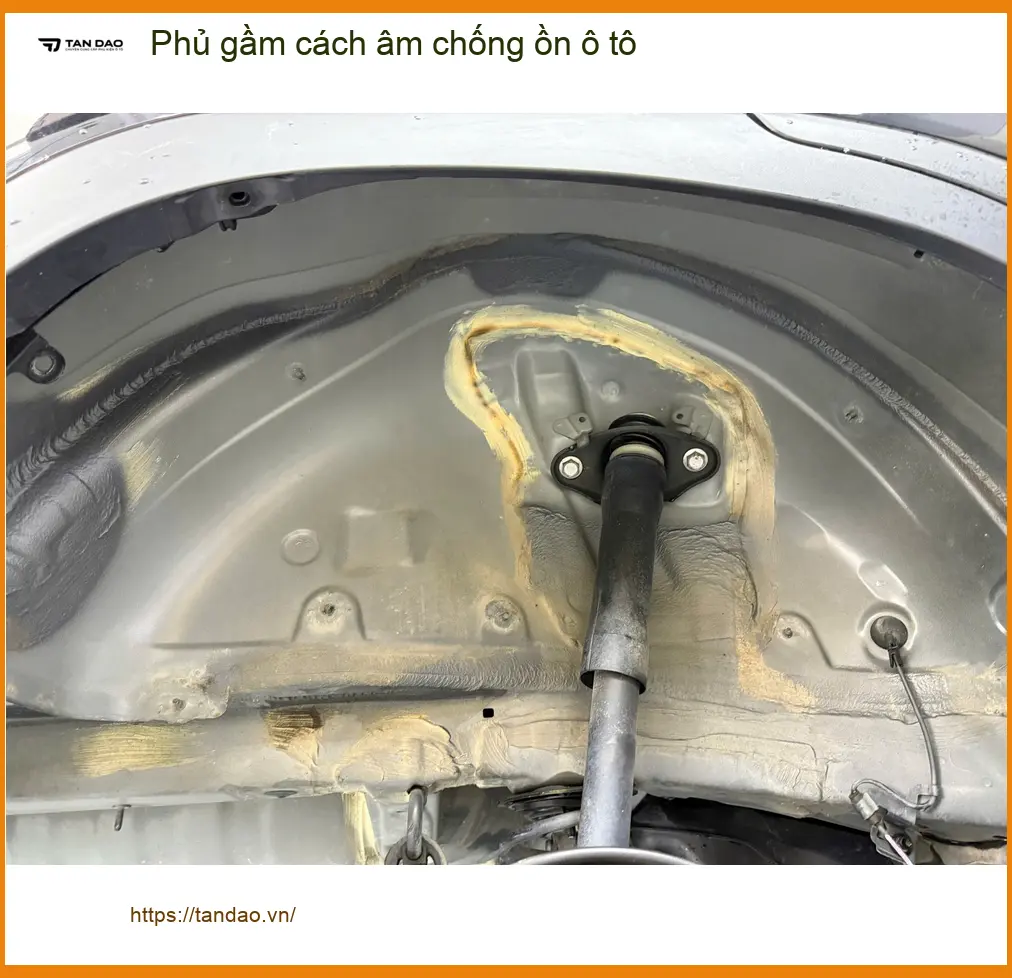 Anh Tấn phủ gầm cách âm chống ồn ô tô Hyundai Accent tại Củ Chi để xe êm ái hơn ảnh thực tế 2