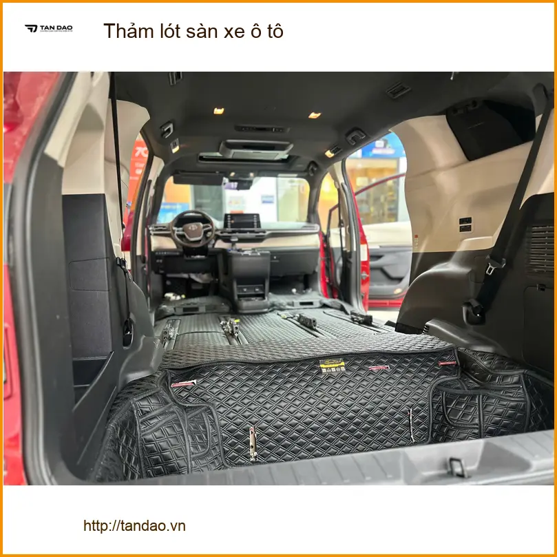 Cô Bích thay thảm lót sàn xe ô tô Mitsubishi Xpander Cross tại Quận 6