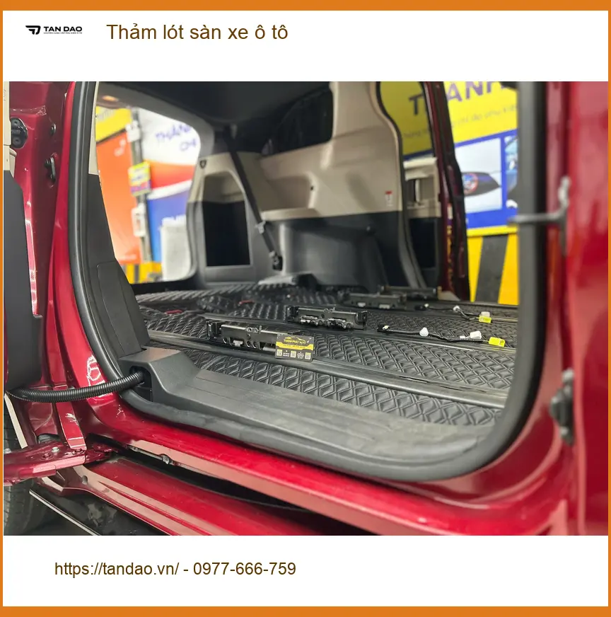 Chị Thảo chọn thảm lót sàn ô tô Hyundai Creta tại Quận 4 để dễ vệ sinh. ảnh thực tế 2