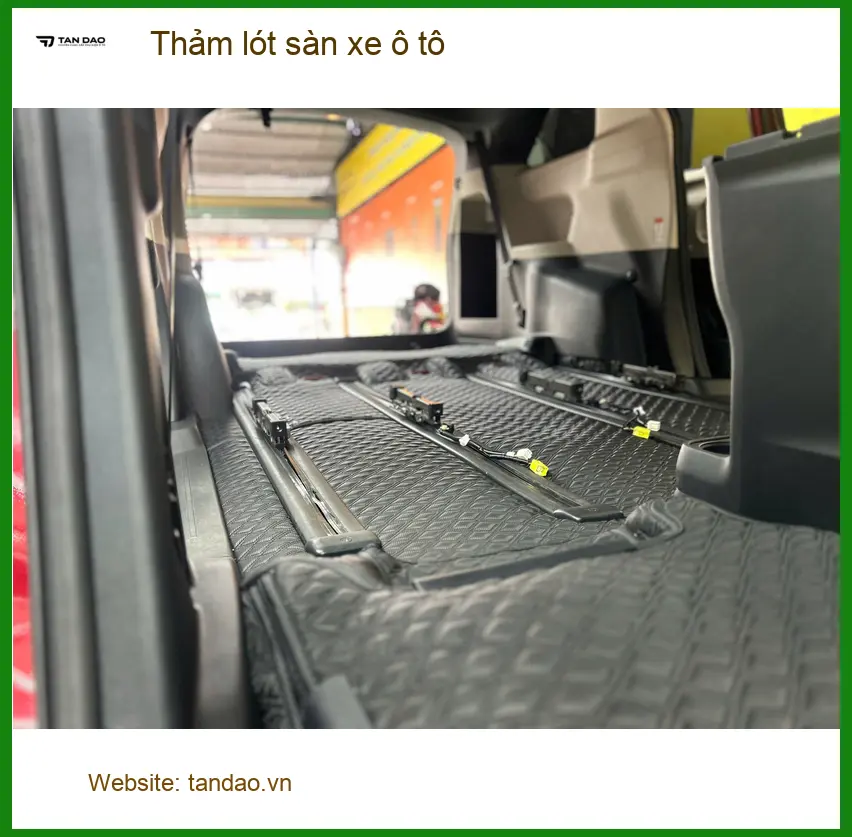 Cô Bích thay thảm lót sàn xe ô tô Mitsubishi Xpander Cross tại Quận 6 ảnh thực tế 2