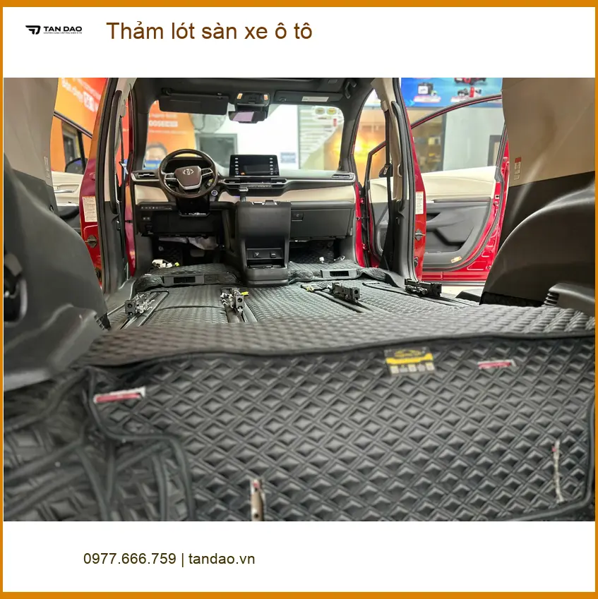 Chị Thảo chọn thảm lót sàn ô tô Hyundai Creta tại Quận 4 để dễ vệ sinh. ảnh thực tế 4