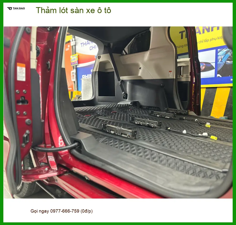Chị Linh thay thảm lót sàn ô tô cho Toyota Raize ở Quận Bình Thạnh cho sạch sẽ