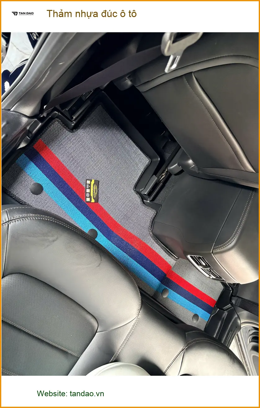 Cô Hà thay thảm nhựa đúc ô tô cho Hyundai Accent tại Quận 3 để nội thất luôn sạch đẹp