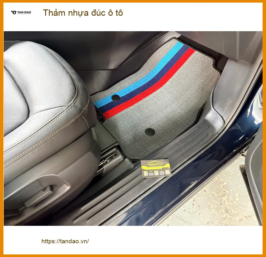Cô Hà thay thảm nhựa đúc ô tô cho Hyundai Accent tại Quận 3 để nội thất luôn sạch đẹp ảnh thực tế 2