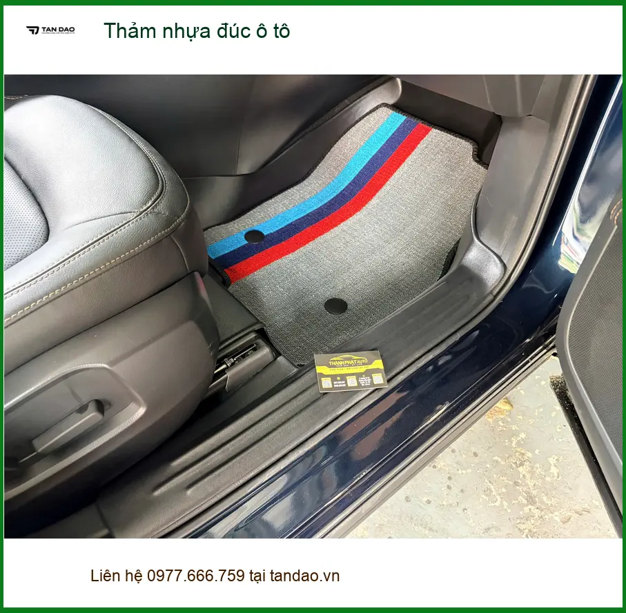 Cô Hà thay thảm nhựa đúc ô tô cho Hyundai Accent tại Quận 3 để nội thất luôn sạch đẹp ảnh thực tế 3