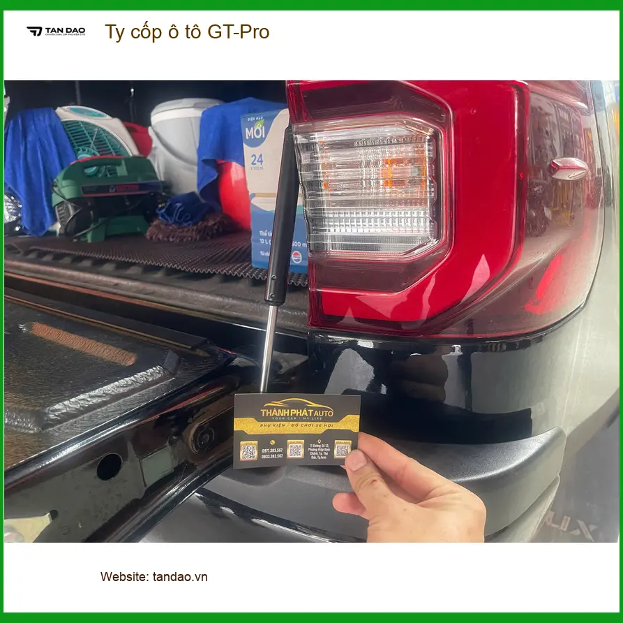 Anh Tấn lắp Ty cốp ô tô GT-Pro cho Hyundai Santa Fe tại Quận 5 vì cốp nặng