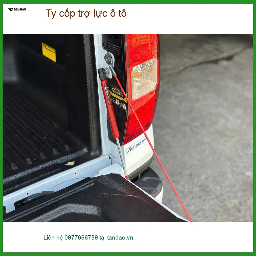 Anh Quang lắp ty cốp trợ lực ô tô cho Ford Everest tại Hóc Môn để đóng mở dễ
