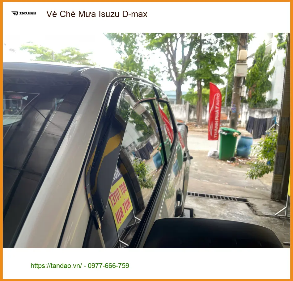 Chị Thảo lắp Vè Che Mưa Isuzu D-max tại Thủ Đức giúp chắn mưa hiệu quả
