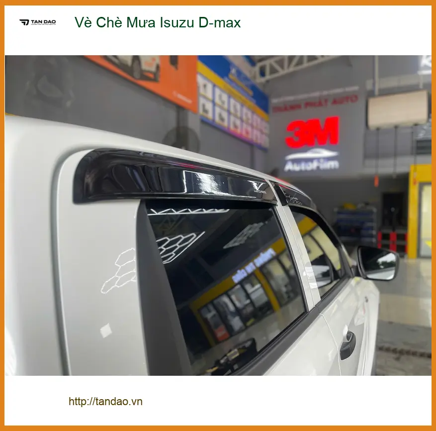 Anh Khải lắp Vè Che Mưa Isuzu D-max tại Hóc Môn chống nước hắt vào khi mở kính ảnh thực tế 2