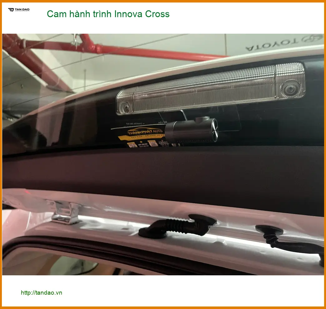 Chị Ngân lắp cam hành trình Innova Cross tại Quận 9 để an tâm khi di chuyển xa ảnh thực tế 3